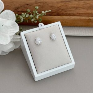 Brinco gota cravejada